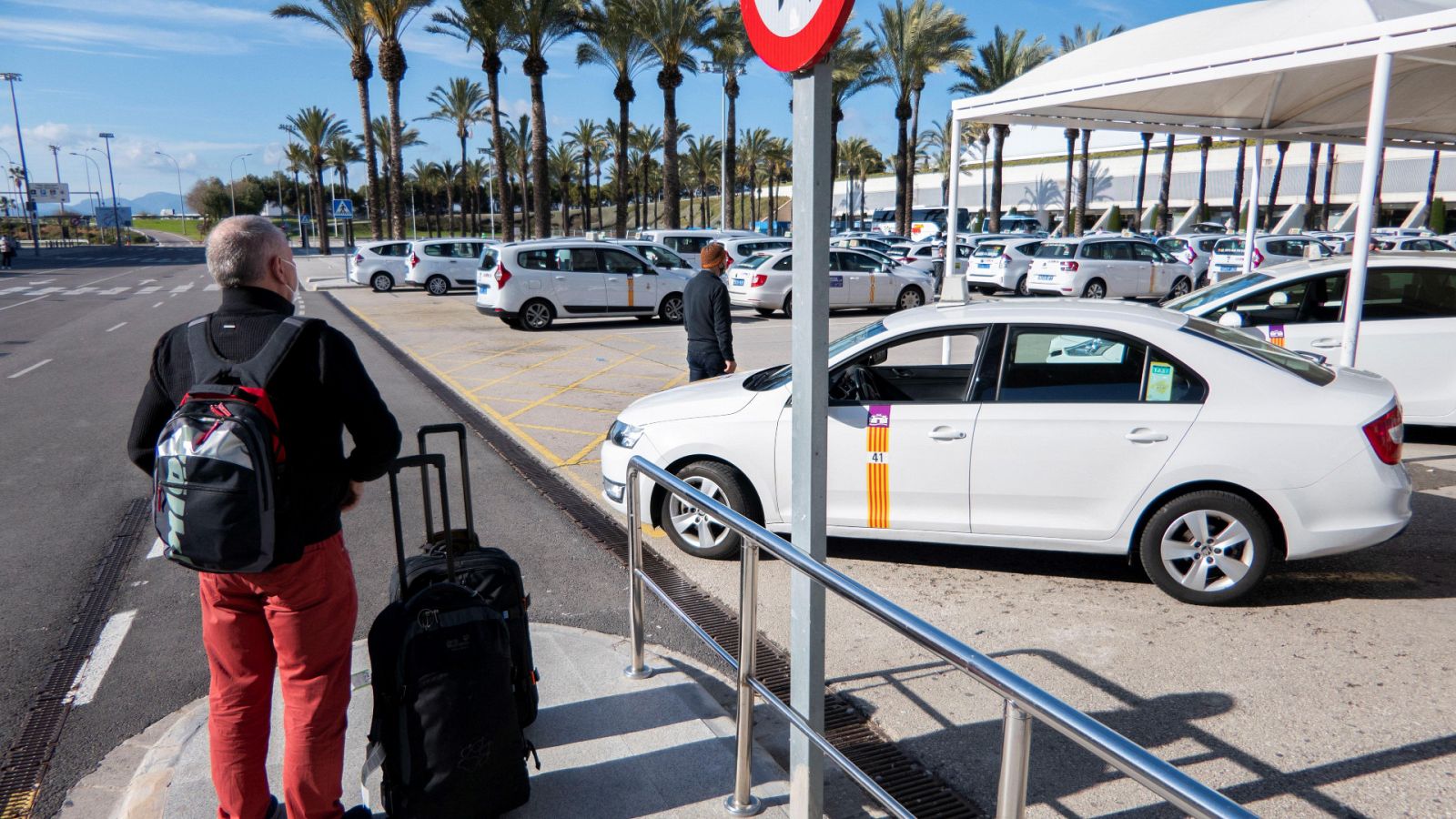 Un viajero a la espera de transporte