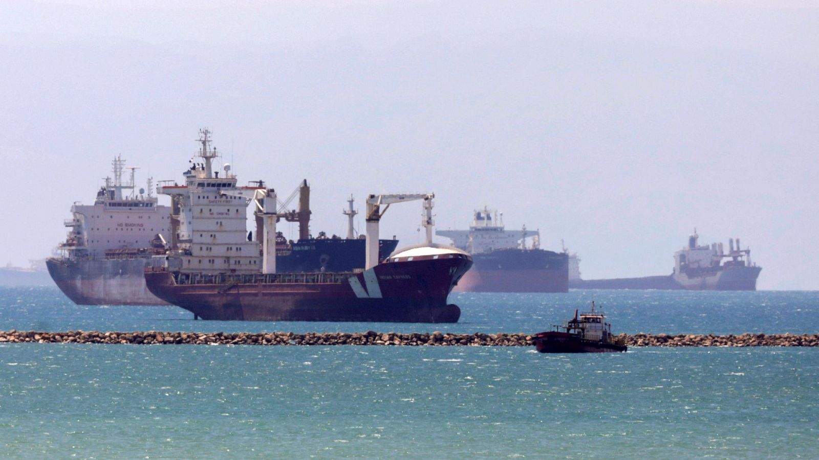 Barcos anclados en la entrada del Canal de Suez, en Egipto