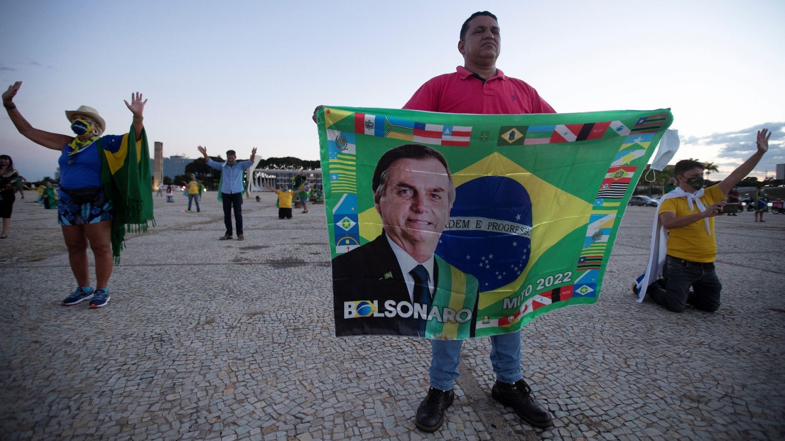 Simpatizantes de Bolsonaro rezan este lunes durante una protesta contra el cierre comercial dada la pandemia covid-19, en Brasilia (Brasil).