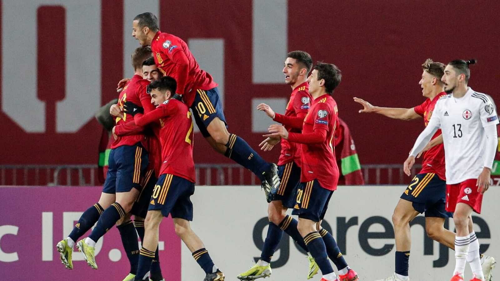 La selección española, celebrando la victoria ante Georgia