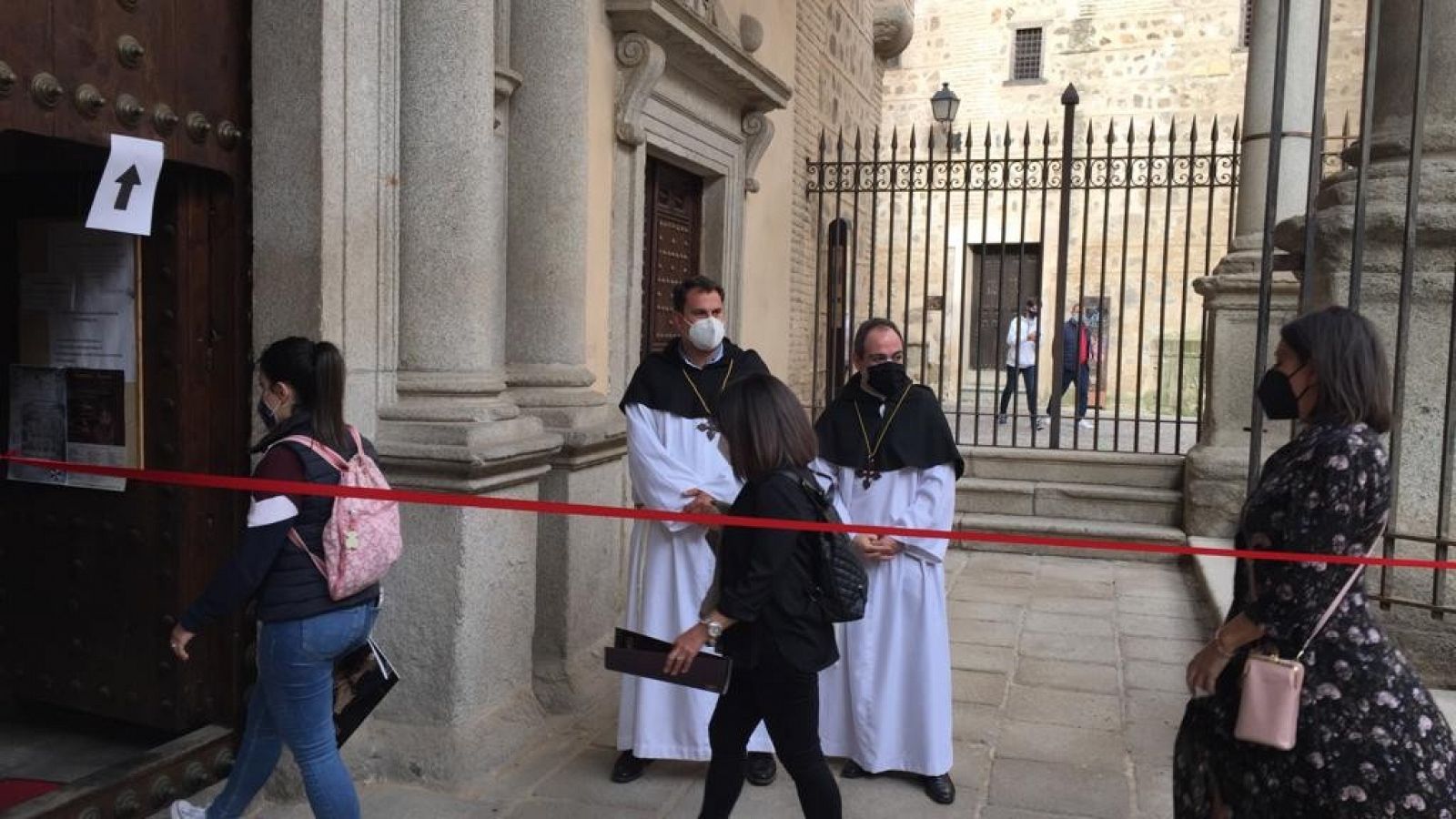 Visitantes entrando a una iglesia en Toledo