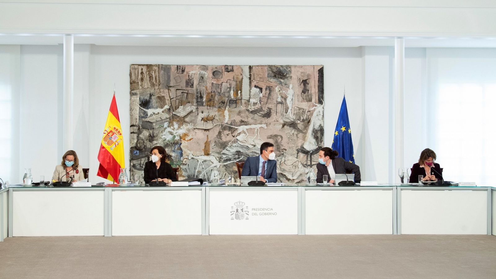 Pedro Sánchez, conversa con Pablo Iglesias, durante la última reunión del Consejo de Ministros a la que ha asistido como vicepresidente segundo