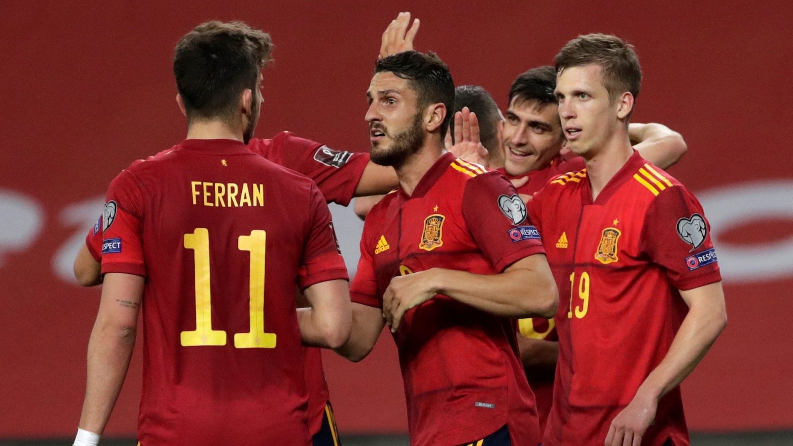 Varios jugadores de la selección española de fútbol celebran un gol