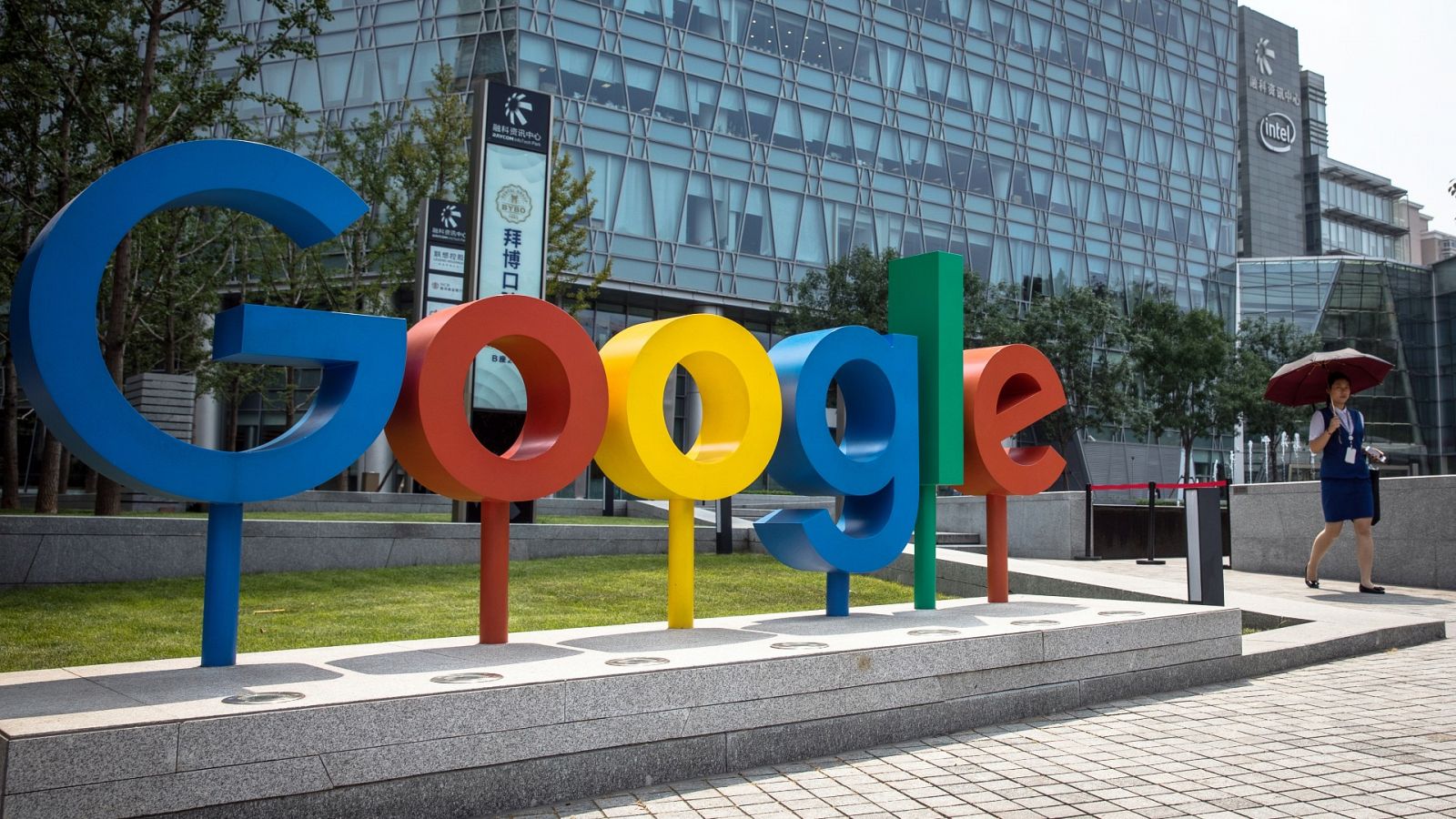 Logotipo de Google frente a la sede del buscador en Beijing