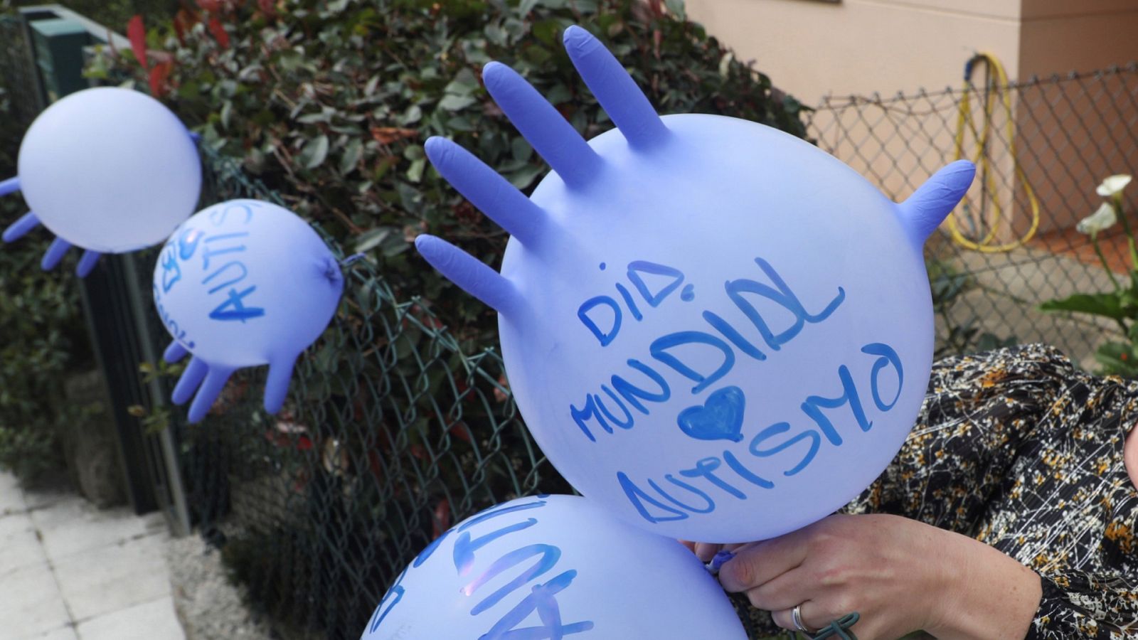 Globos azules para conmemorar el Día Mundial del Autismo