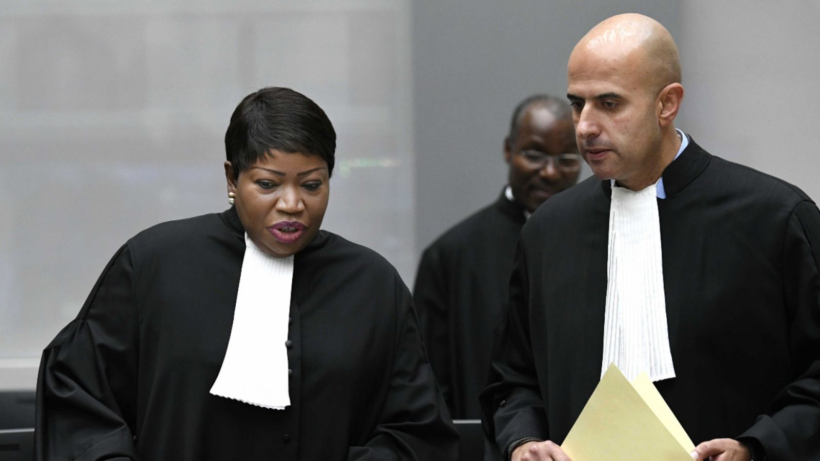 Imagen de archivo del 23 de noviembre de 2018 de la fiscal de la Corte Penal Internacional, Fatou Bensouda (i), durante un juicio en La Haya, Países Bajos.