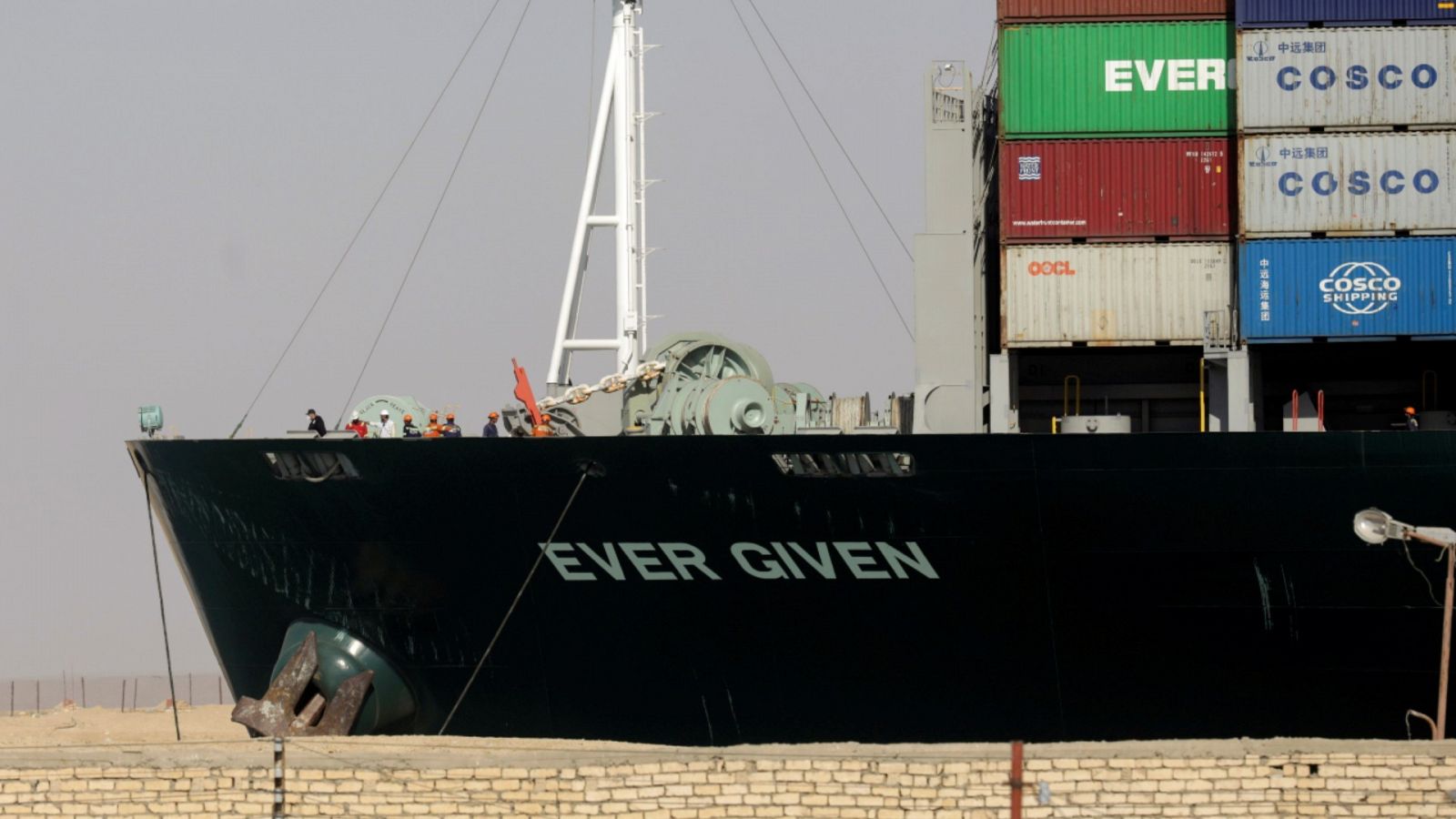 Una imagen del 29 de marzo de 2021 del buque portacontenedores Ever Given poco después de ser desencallado en el Canal de Suez, Egipto.
