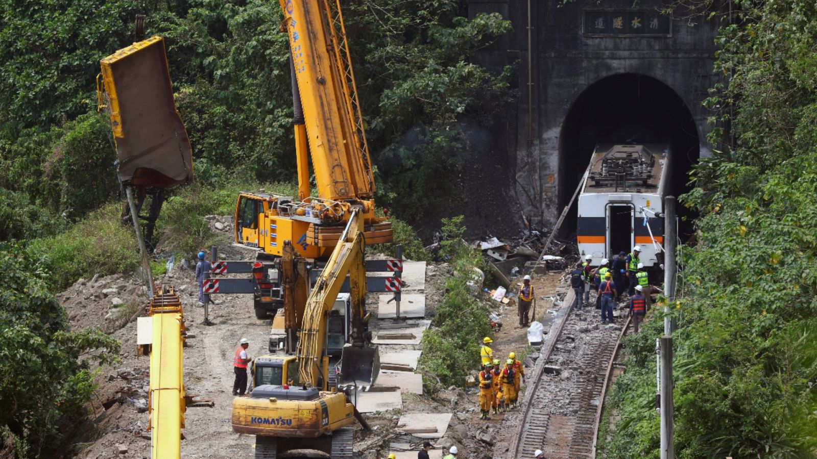 Imagen de los trabajos para retirar de las vías el tren cuyo accidente dejó el 2 de abril de 2021 50 muertos en Taiwán.