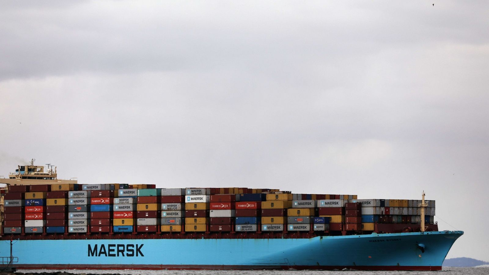 Un carguero arriba al puerto de Nueva York tras varios días bloqueado en el Canal de Suez.