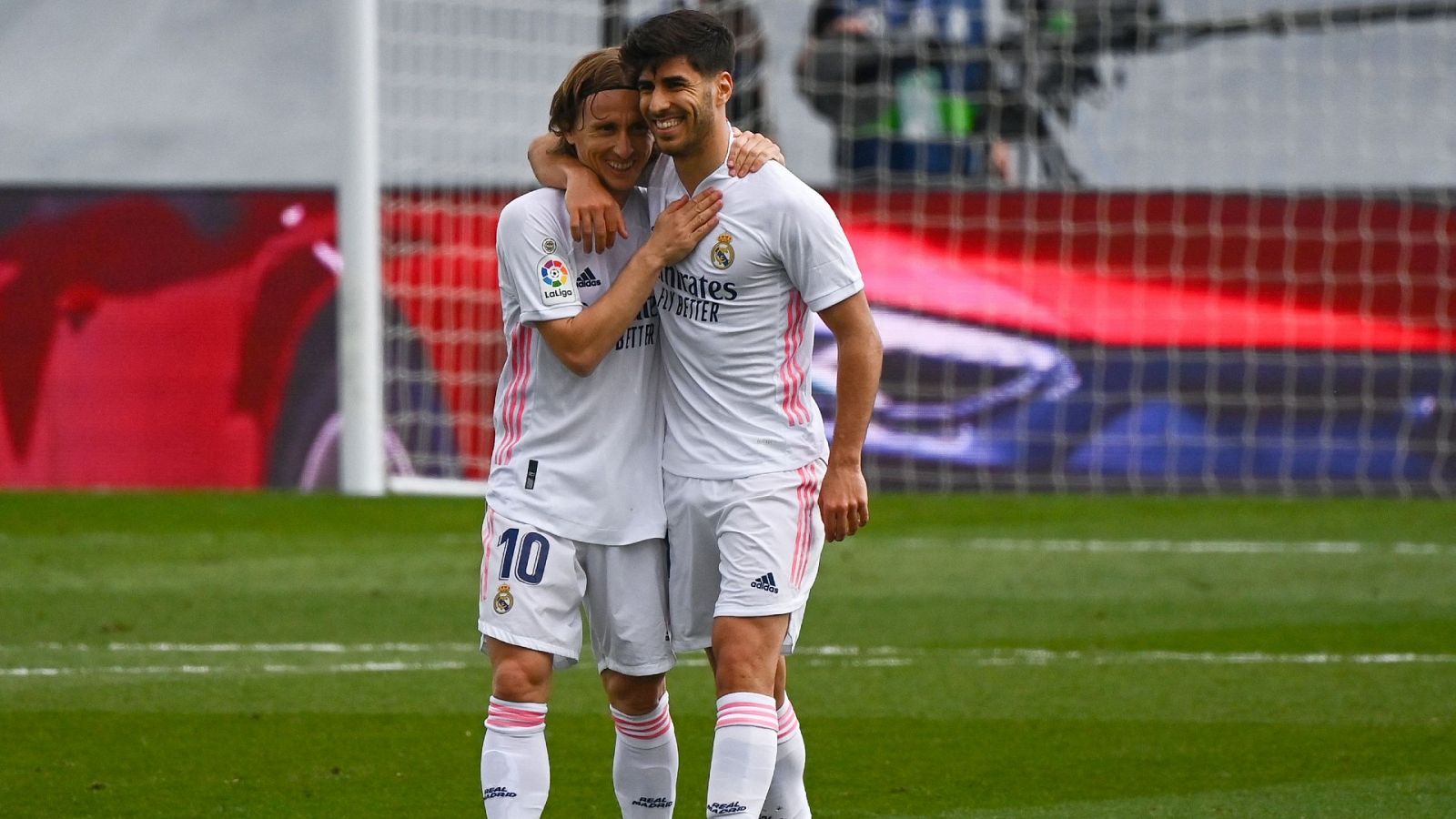Modric felicita a Asensio tras el primer gol del Madrid