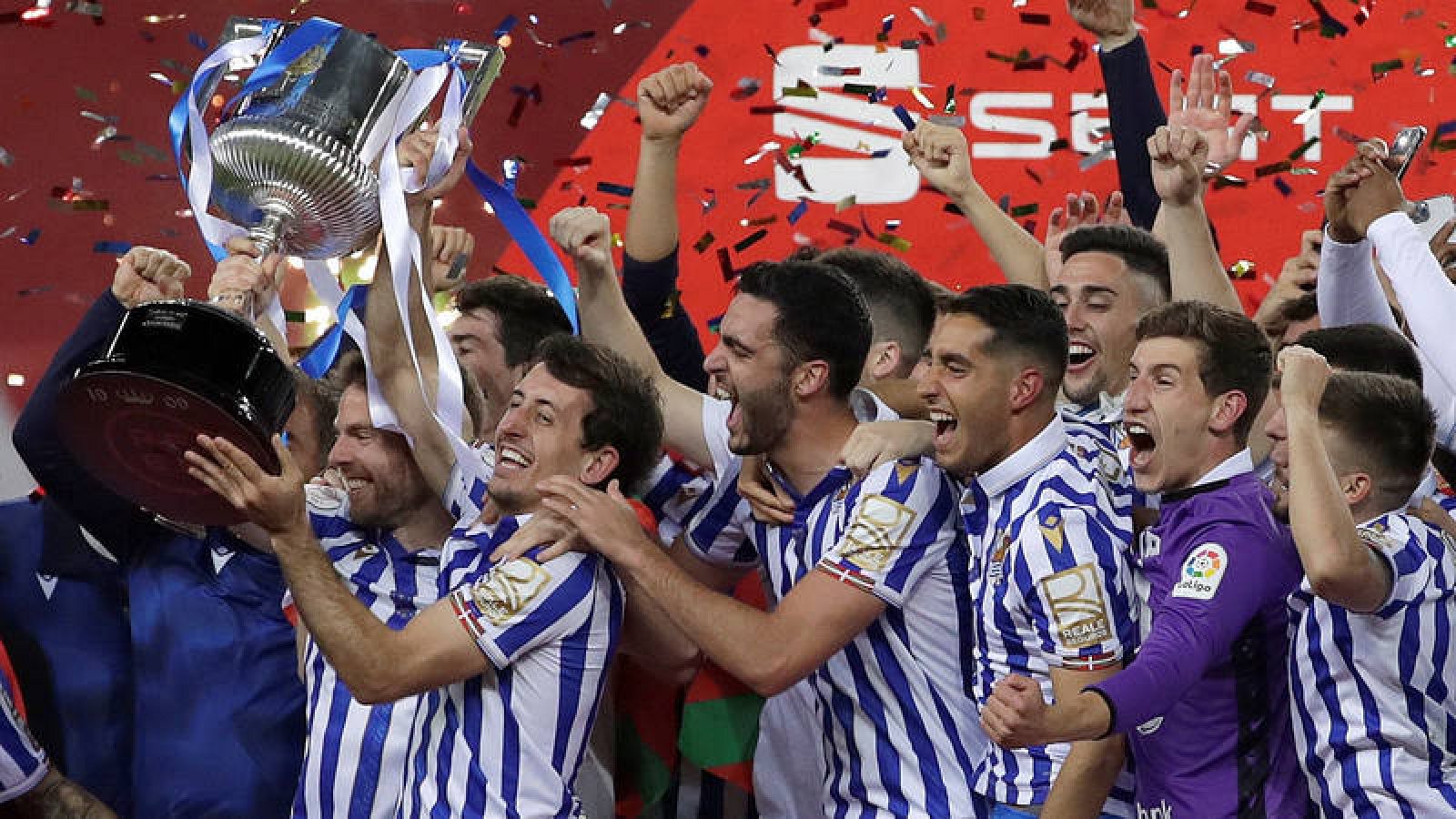Los jugadores de la Real Sociedad reciben el trofeo en la final de la Copa del Rey 2020 disputada en La Cartuja (Sevilla).