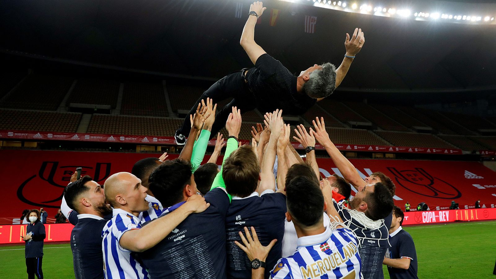 Los jugadores de la Real Sociedad mantean a su entrenador, Imanol Alguacil, tras levantar la Copa del Rey 2020.