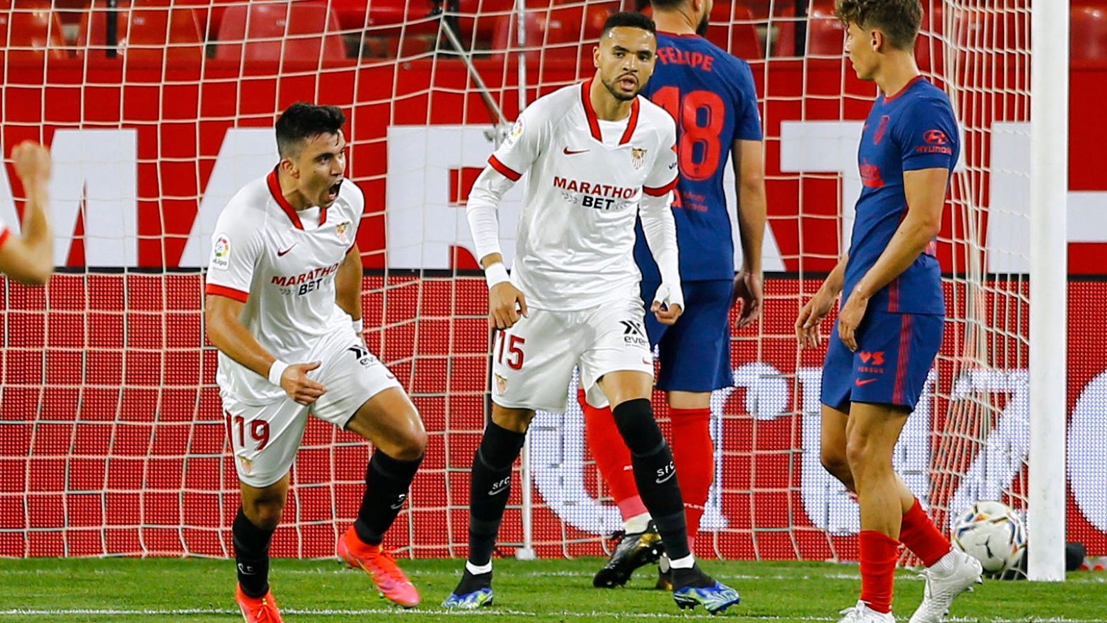 Acuña (centro) celebra su gol al Atlético