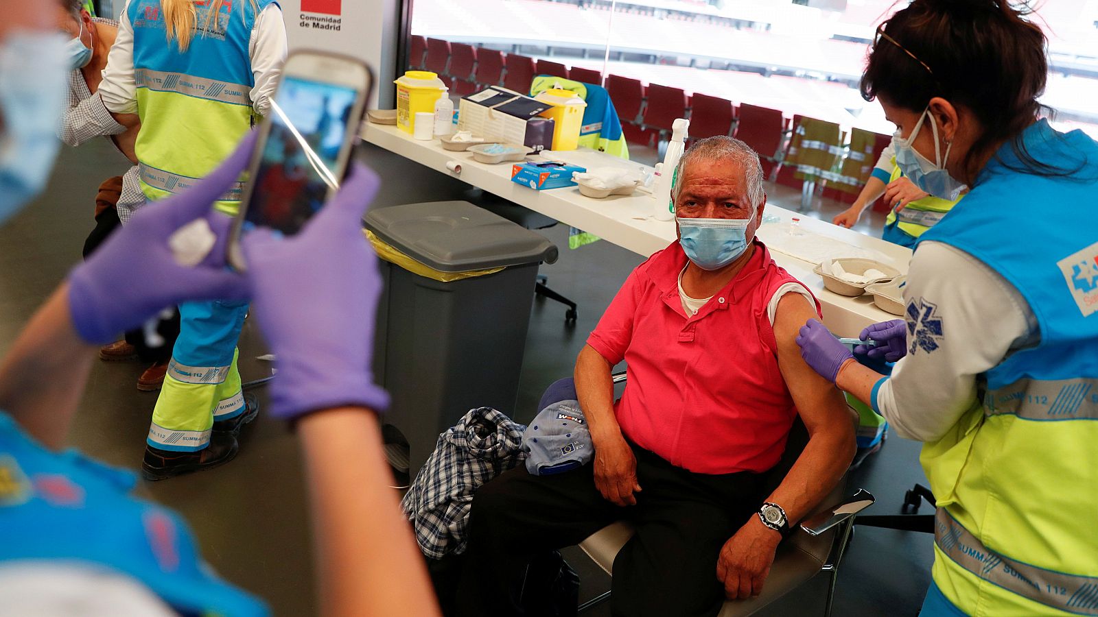 Un hombre recibe la vacuna de AstraZeneca en el estadio Wanda Metropolitano de Madrid.
