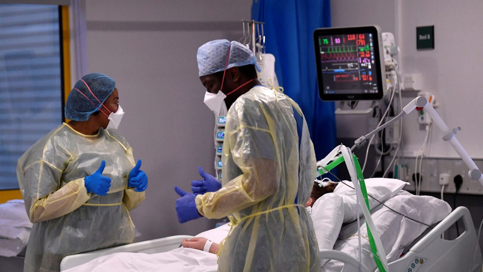 Enfermeros tratan a un paciente de COVID-19 en una unidad de cuidados intensivos en Milton Keynes University Hospital, en Reino Unido. REUTERS/Toby Melville