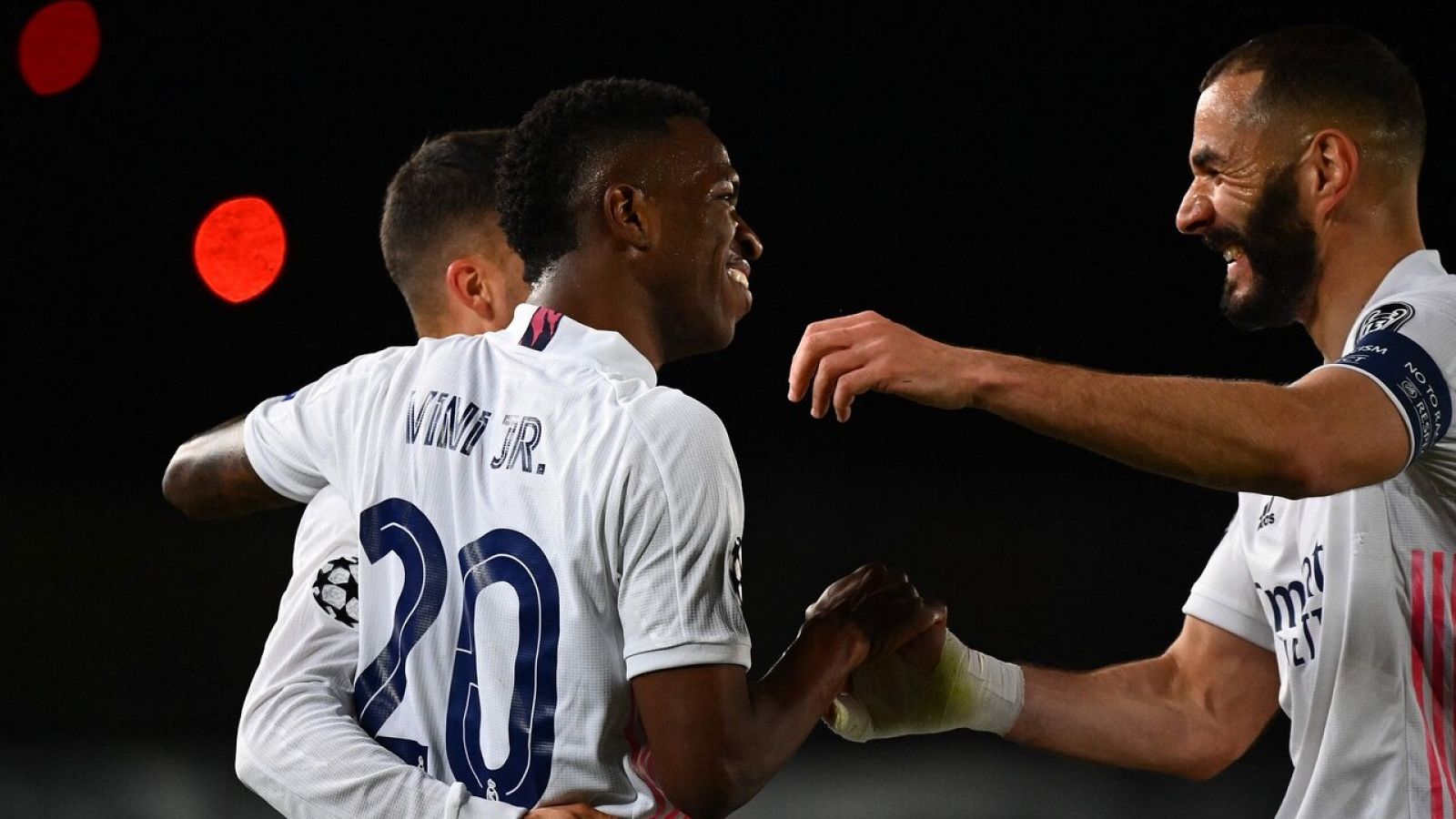 Vinicius Júnior y Karim Benzema celebran uno de los goles del Madrid al Liverpool.