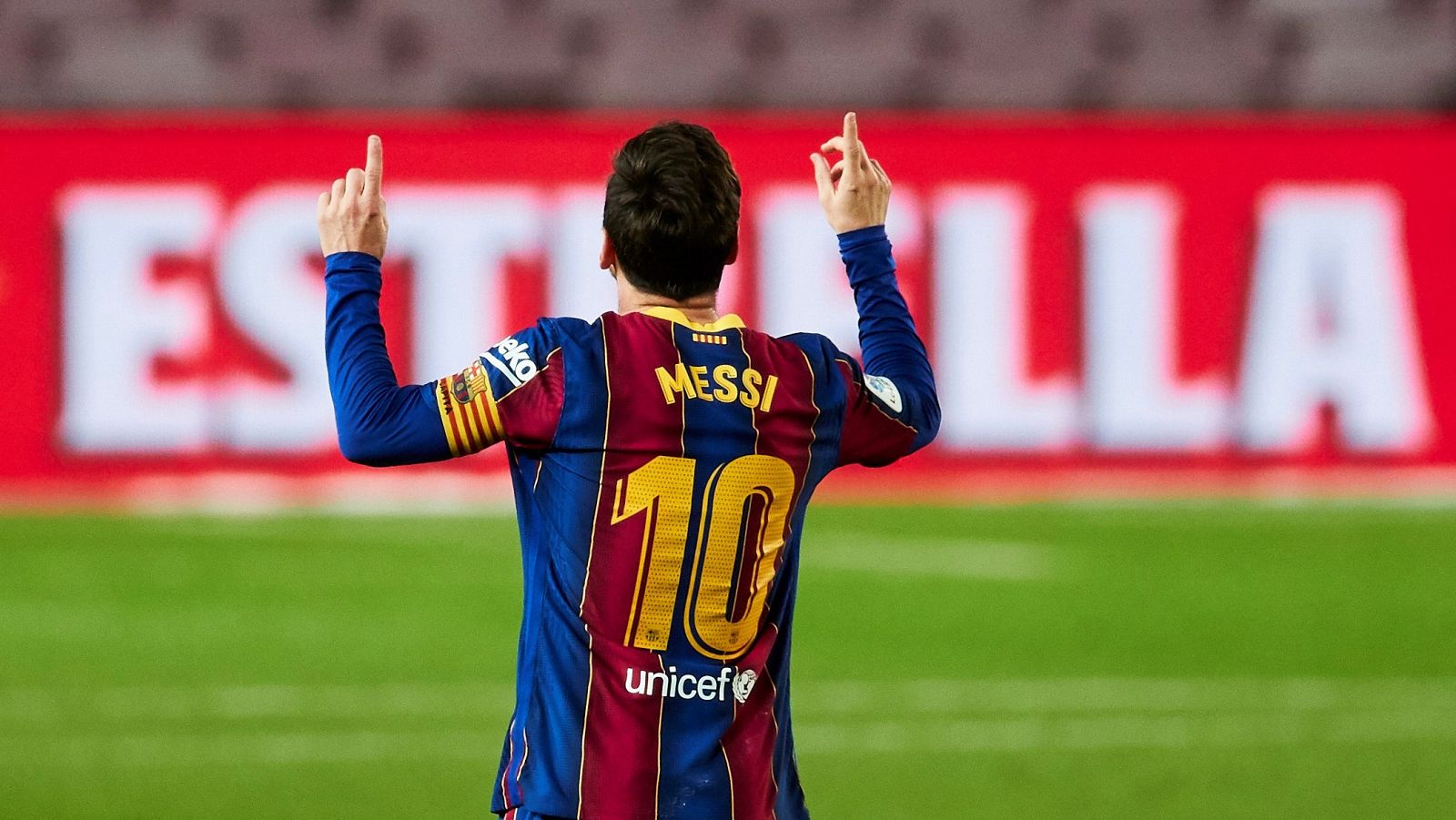 Leo Messi, jugador del FC Barcelona celebra un gol apuntando al cielo