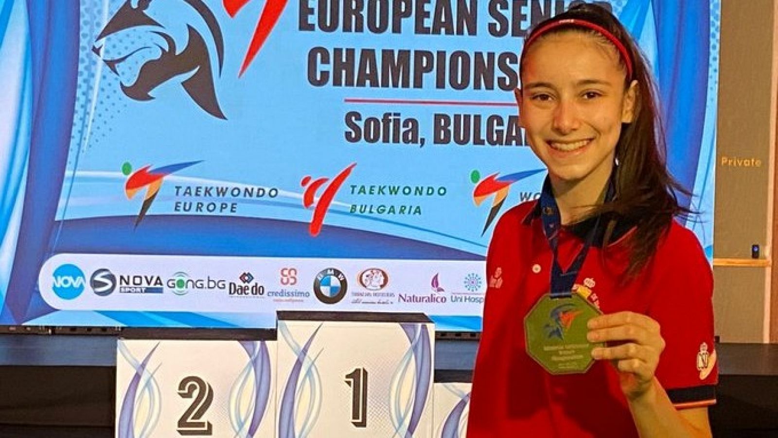 Adriana Cerezo luce su medalla de oro tras ganar en el Europeo absoluto de taekwondo en categoría de -49g.