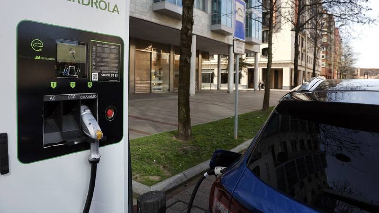 Un coche eléctrico se recarga en Bilbao