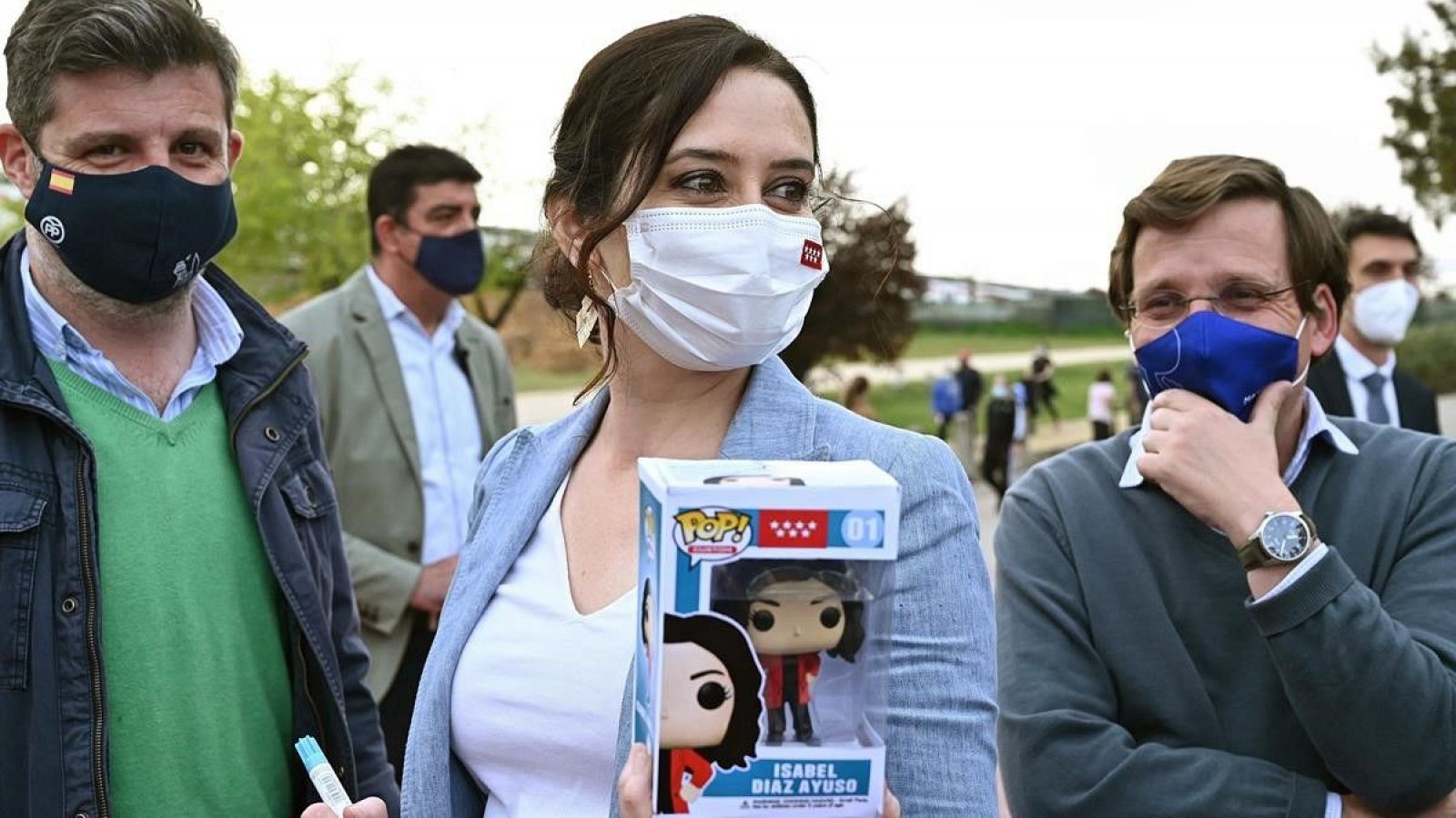 Durante su visita al Parque Juan Carlos I, una persona le regaló a Isabel Díaz Ayuso un Funko Pop de ella misma