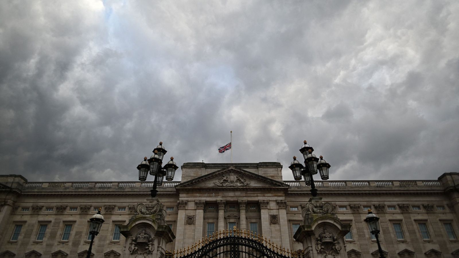 La bandera del Reino Unido ondea a media asta en el Palacio de Buckingham, Londres, en señal de duelo por el fallecimiento del príncipe Felipe, duque de Edimburgo