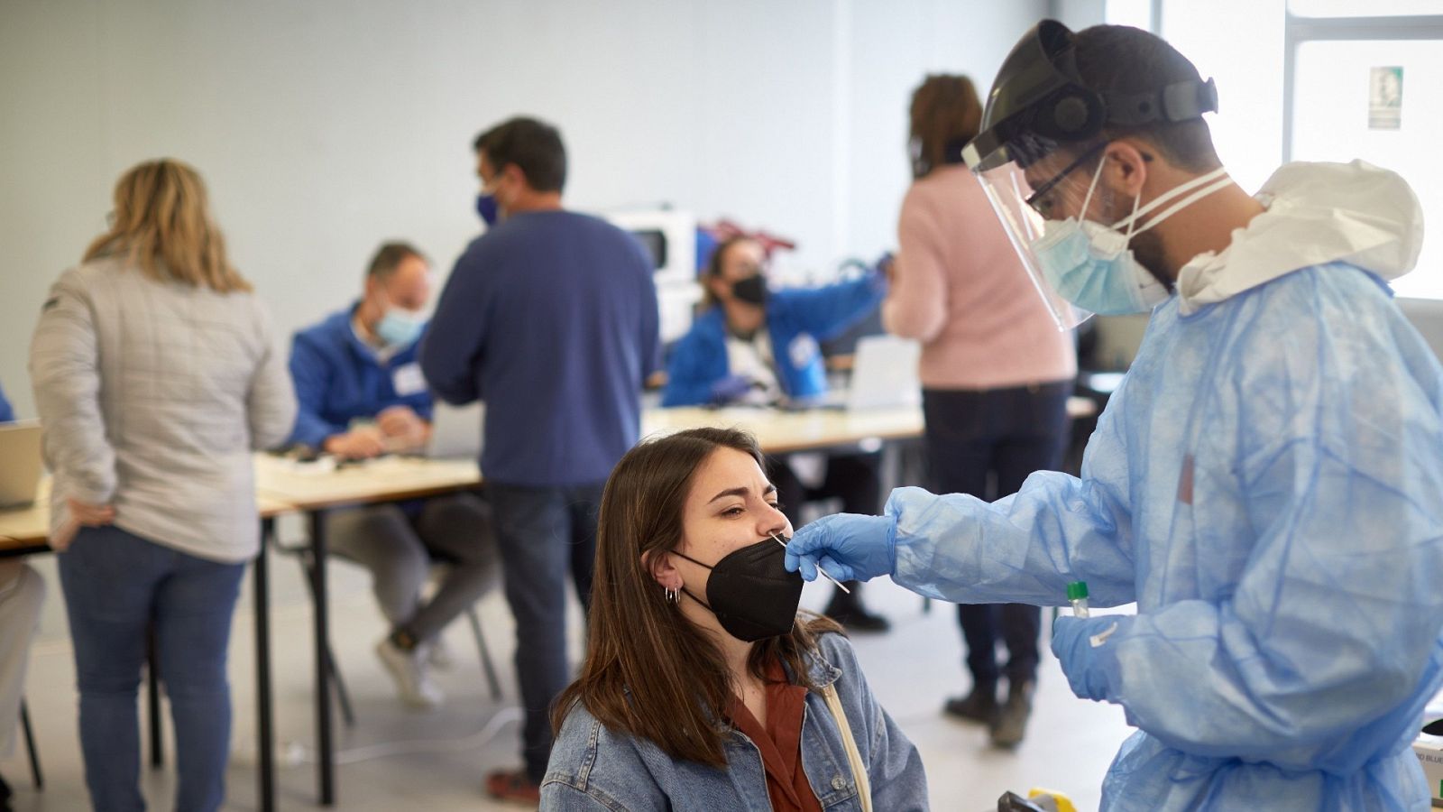 Profesionales sanitarios realizan pruebas en el Campus Montilivi de la Universidad de Girona para detectar casos asintomáticos de COVID-19.