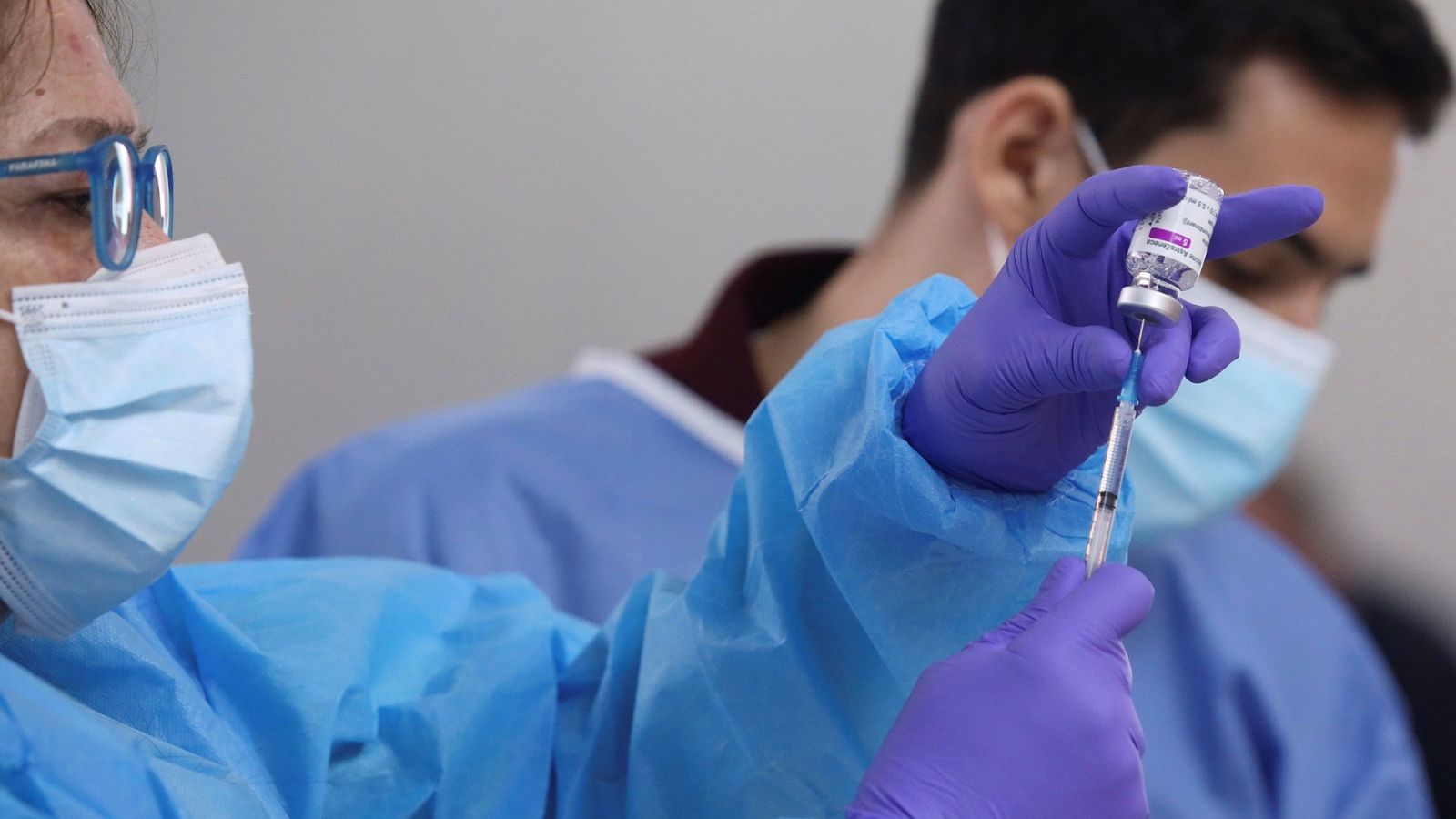 Una sanitaria prepara una dosis de la vacuna de AstraZeneca en el pabellón municipal de la localidad salmantina de Santa Marta de Tormes.