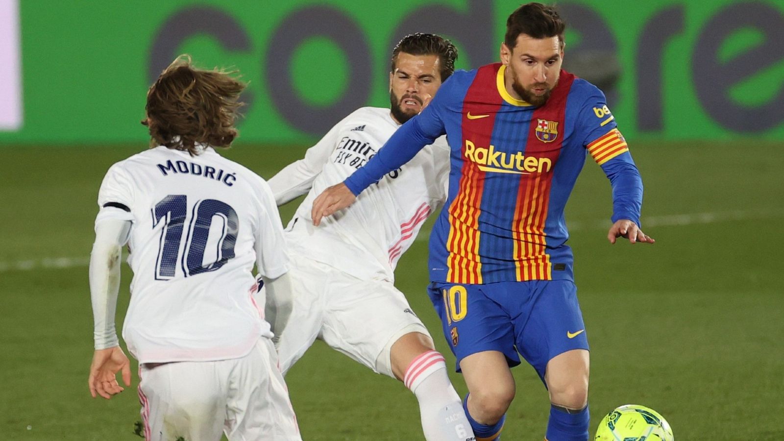 Leo Messi, que jugó su Clásico número 45, protege el balón ante Modric y Nacho.
