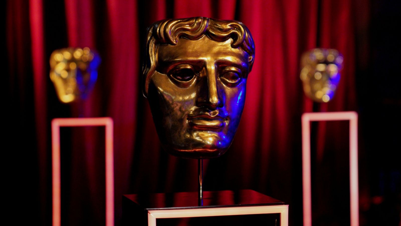 Varias máscaras de los premios Bafta de la Academia británica de artes del cine y la televisión expuestas antes de la ceremonia que tendrá lugar el domingo 11 de abril de 2021 en el Royal Albert Hall de Londres.