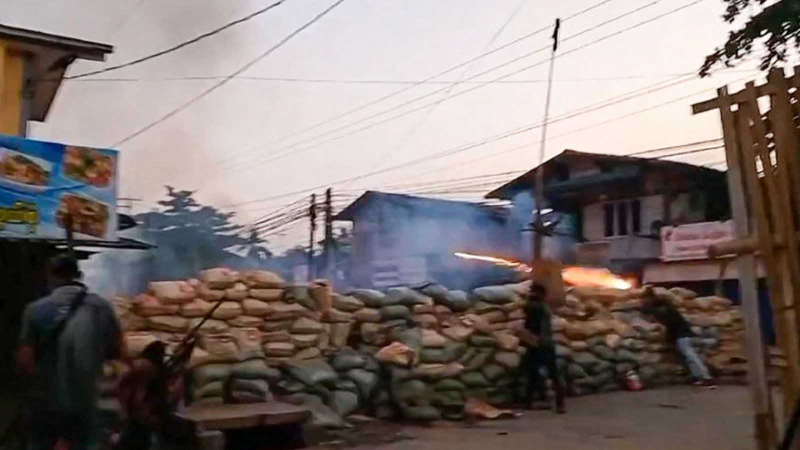Captura de pantalla de un video del 9 de abril que muestra una imagen de los enfrentamientos en la ciudad birmana de Bago entre las fuerzas de seguridad y los manifestantes contrarios al golpe militar.