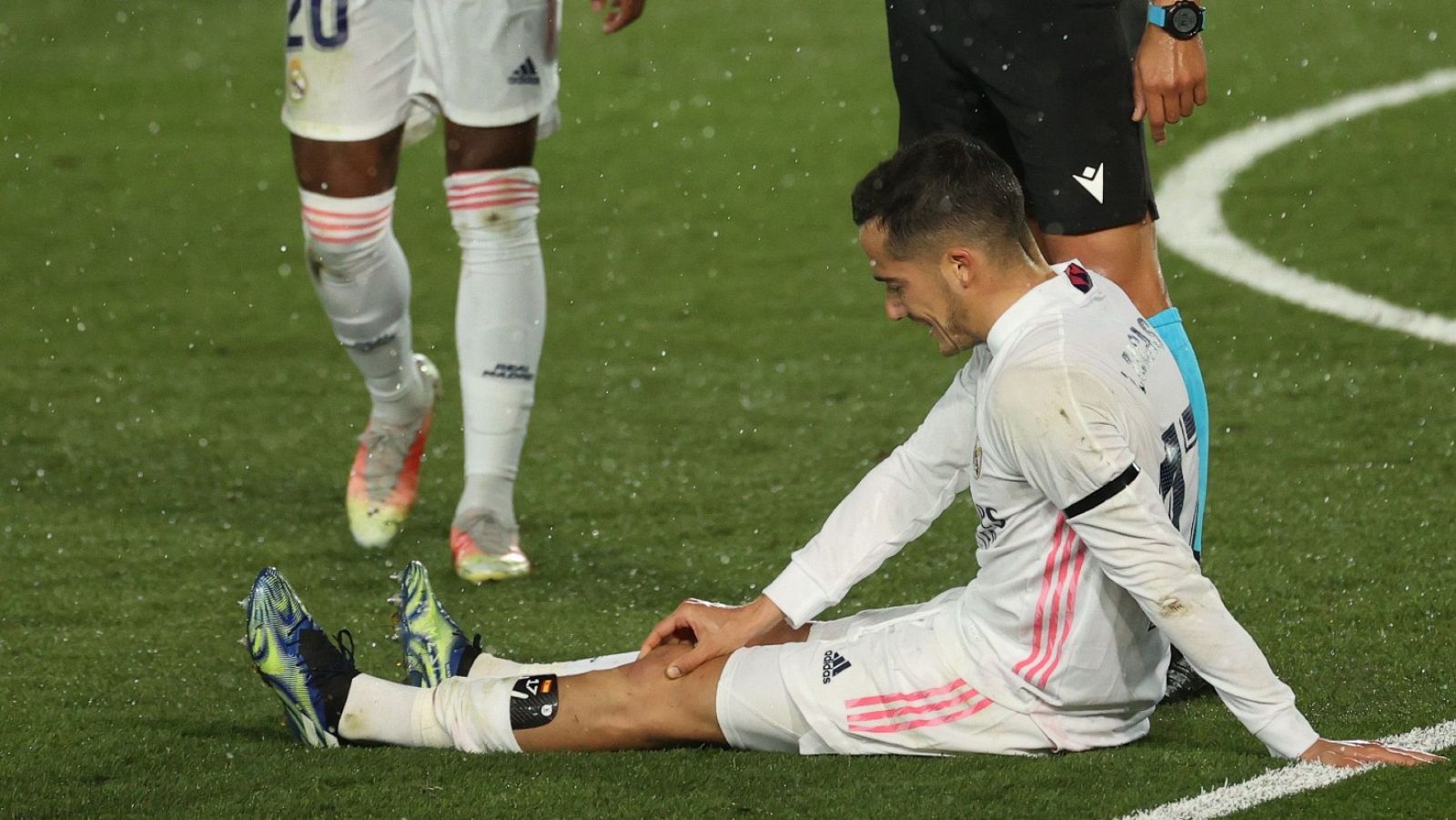 El jugador del Real Madrid, Lucas Vázquez, se duele en el suelo