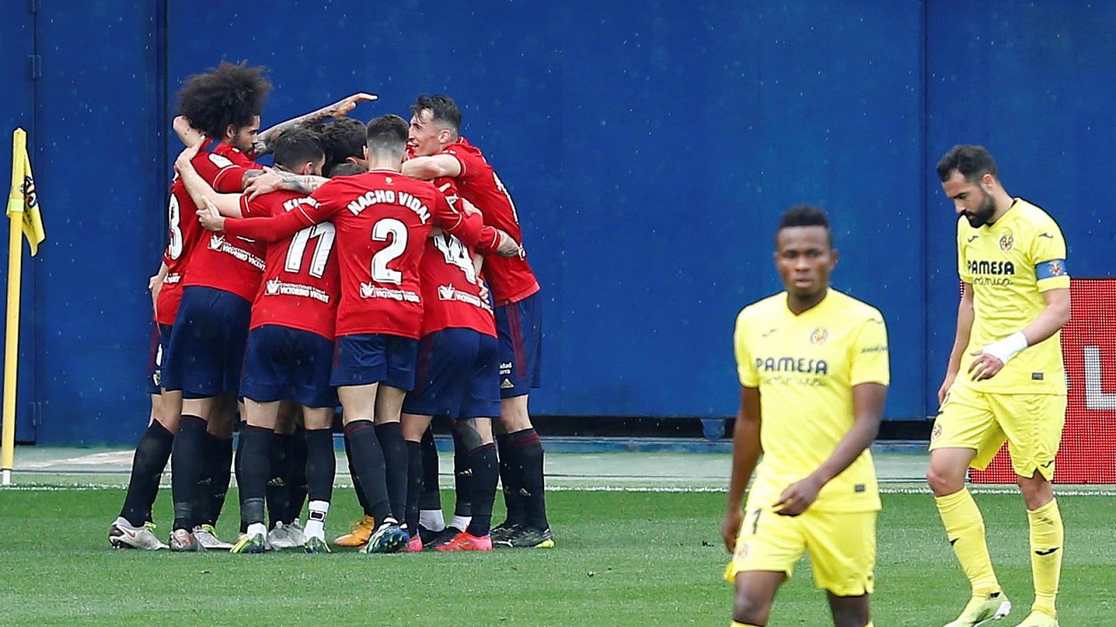 Los jugadores de Osasuna celebran un tanto ante el Villarreal