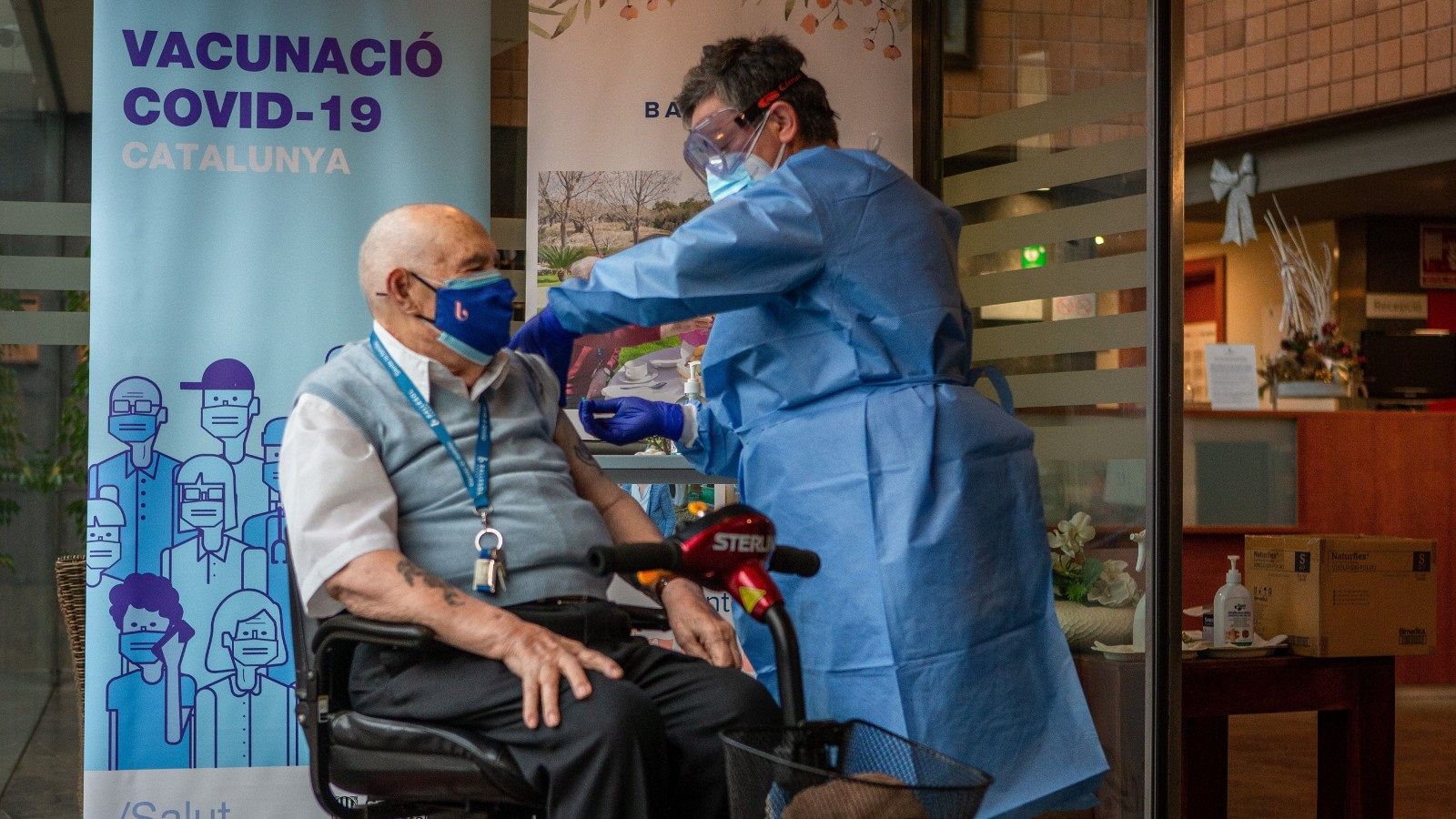 Rafael Perea, de 94 años de edad, recibe la vacuna Pfizer contra la COVID-19 en Badalona.