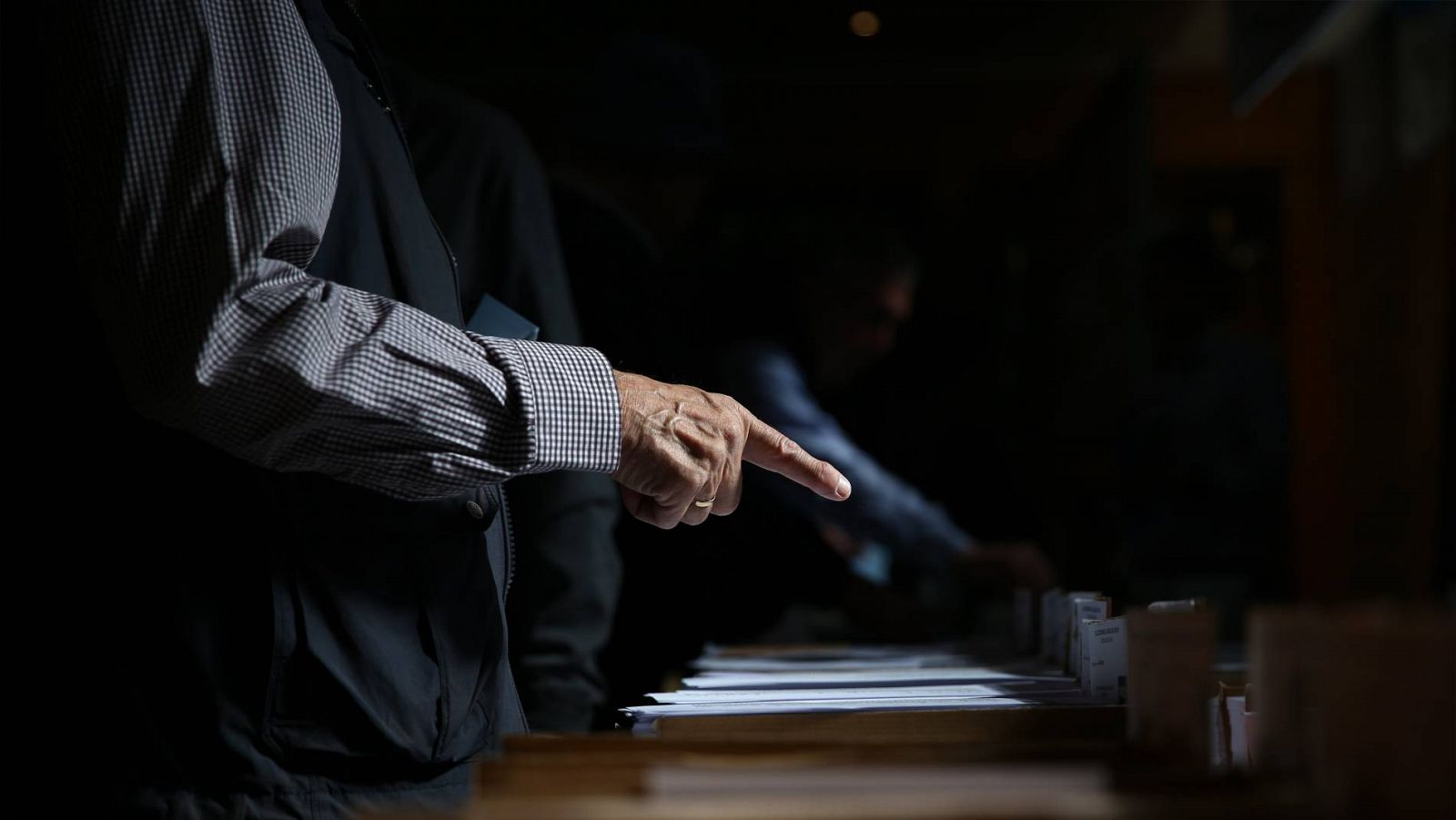 Un ciudadano elige su papeleta en las elecciones de mayo de 2019 en Madrid