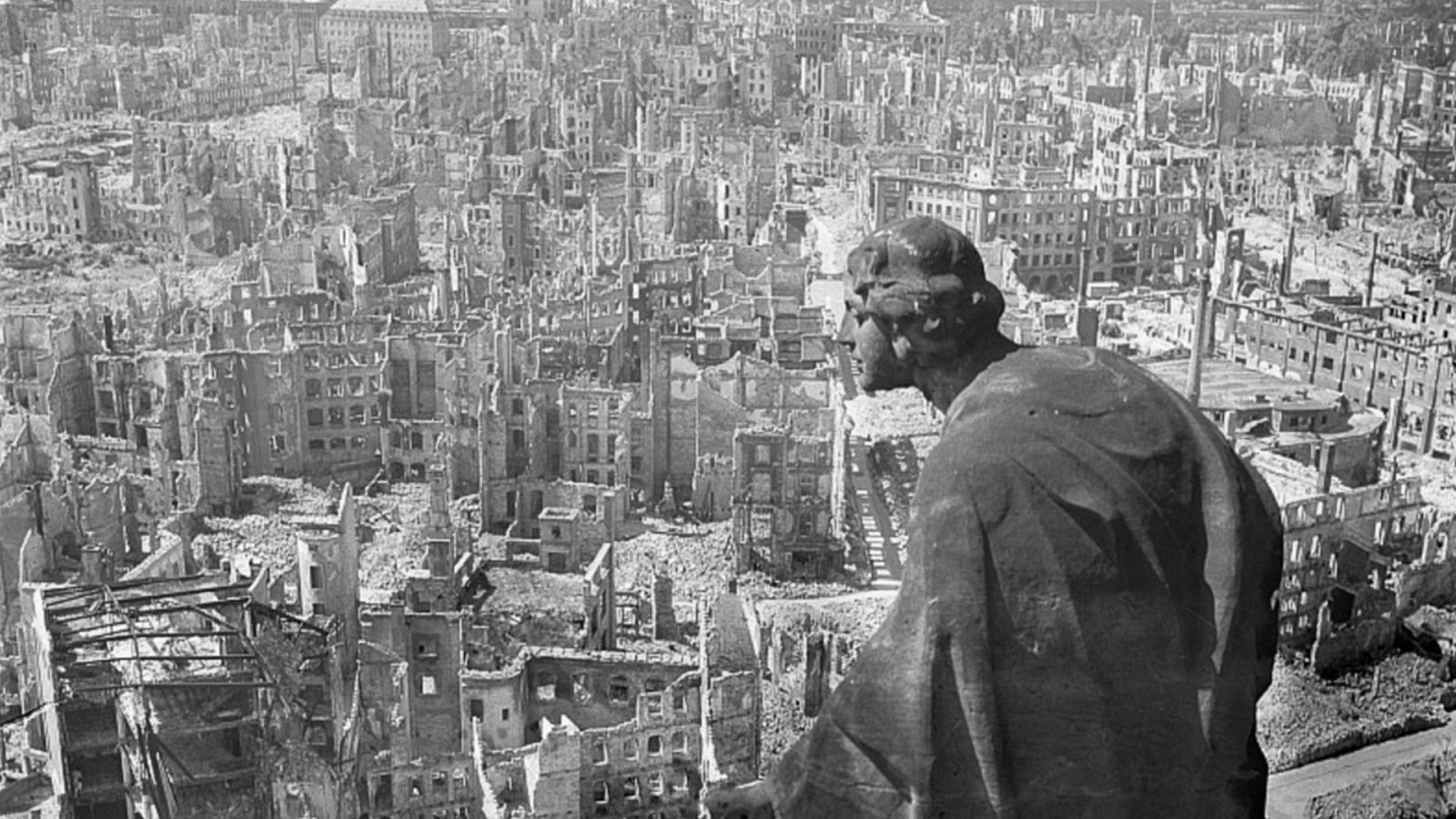 La ciudad de Dresde, arrasada por la RAF, en una imágen del célebre fotógrafo alemán Richard Peter