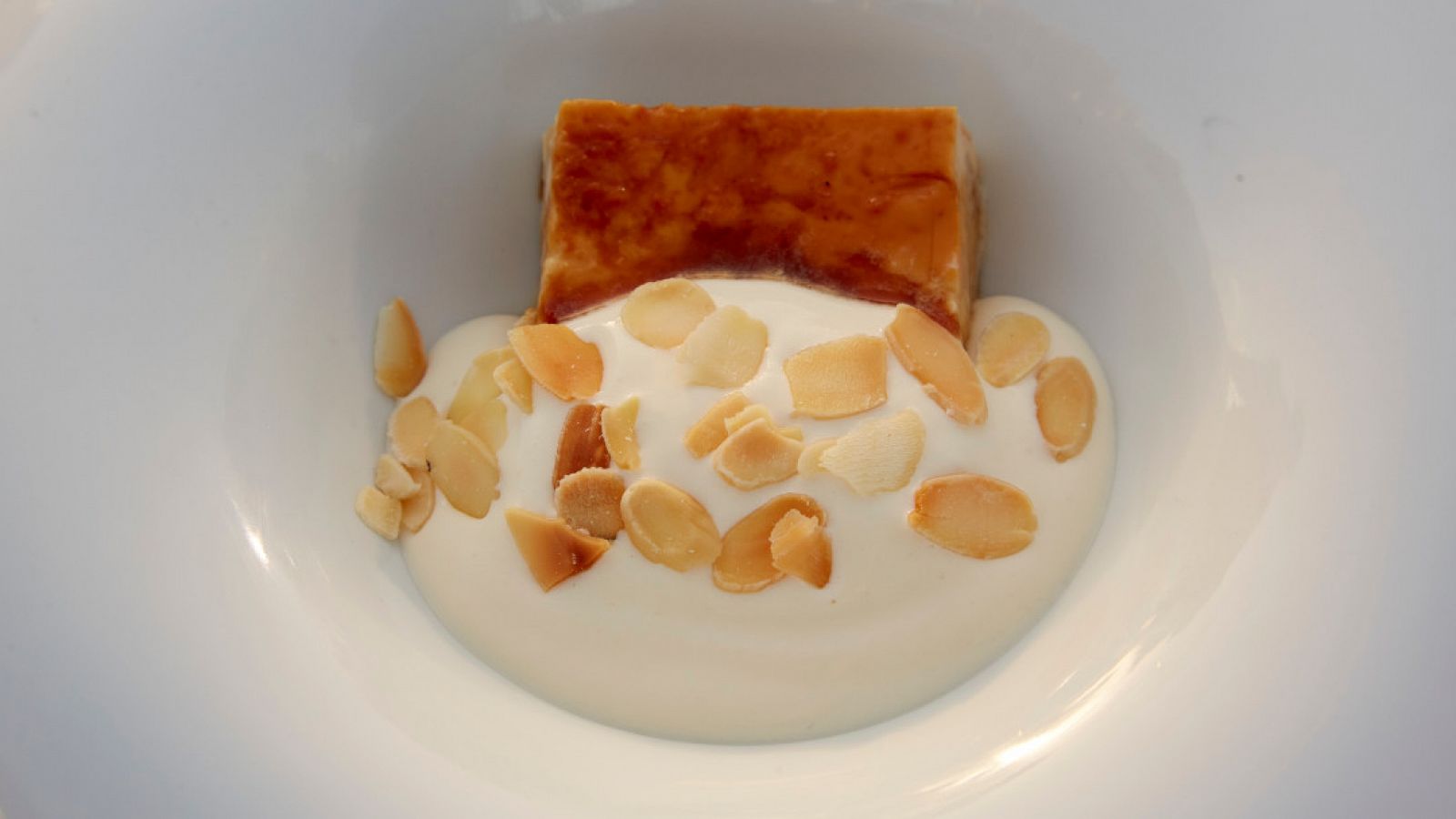 Pudding de ensaimada de Mallorca con crema de leche de almendra