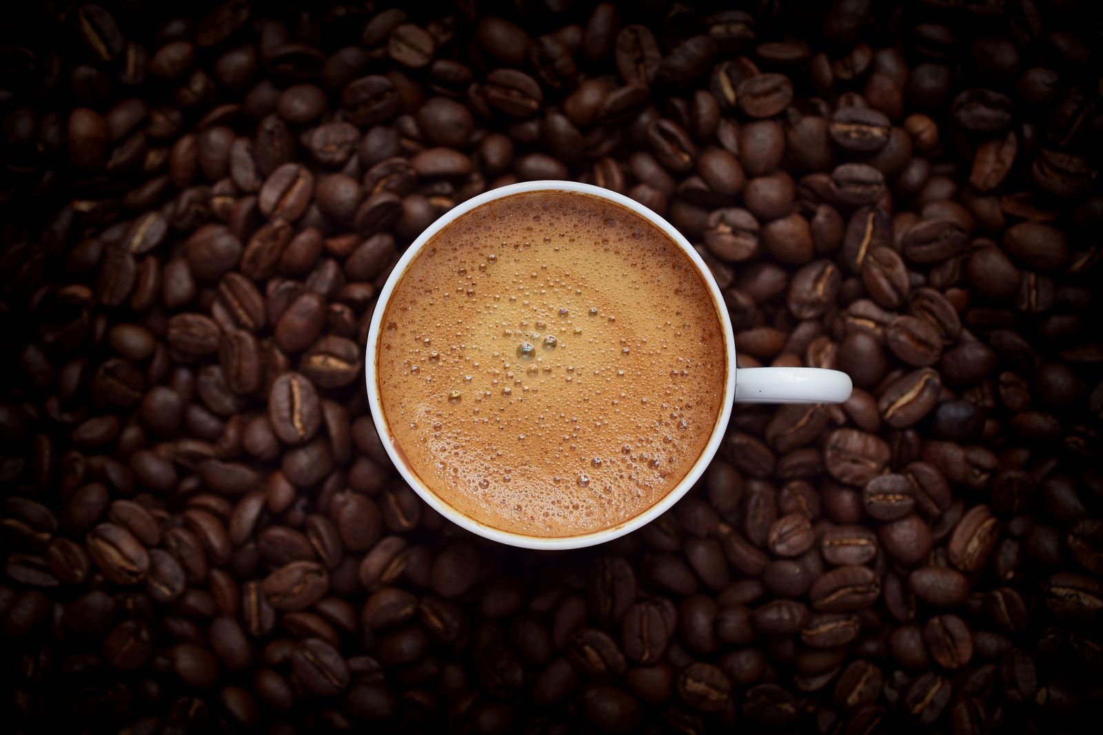 taza de café sobre granos de café
