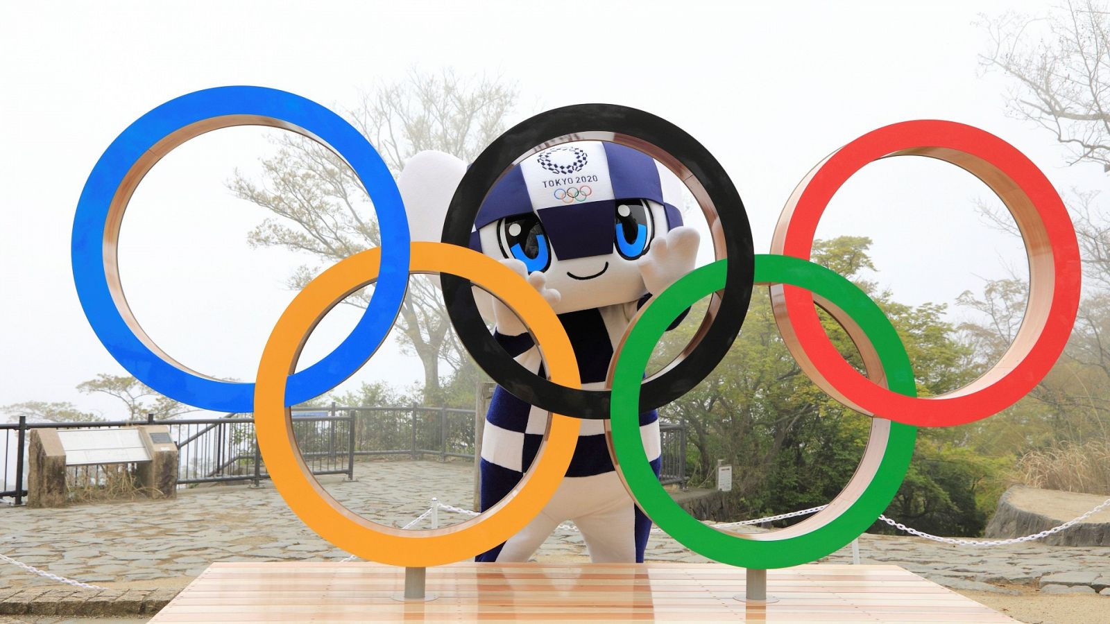 Mascota de los próximos Juegos Olímpicos tokiotas, Miraitowa, posa con los anillos olímpicos.