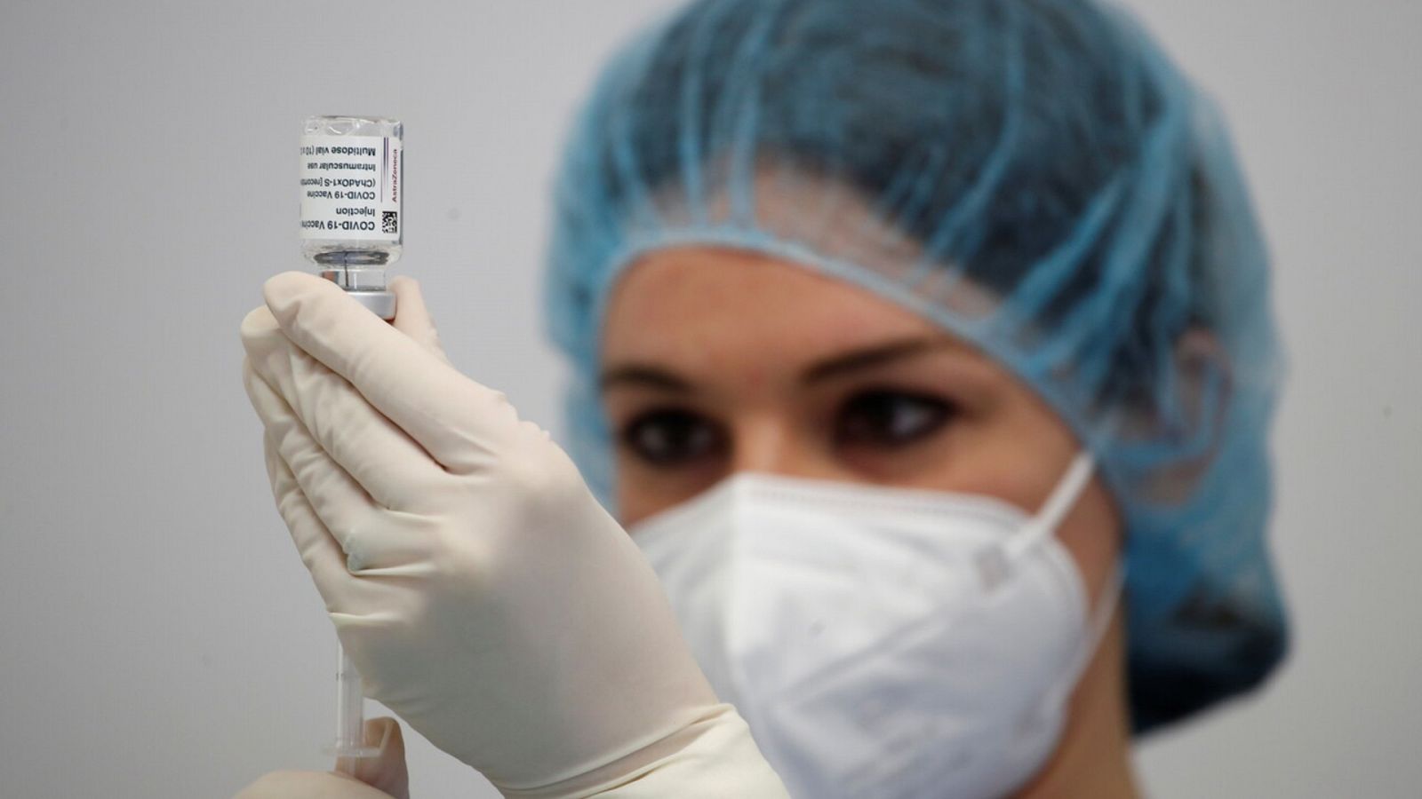 Una enfermera prepara una dosis de la vacuna de AstraZeneca en Italia. REUTERS/Alessandro Garofalo