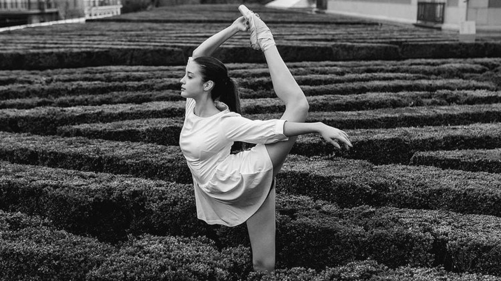 María Pedraza hace ballet y se agarra un pie por encima de la cabeza con la mano