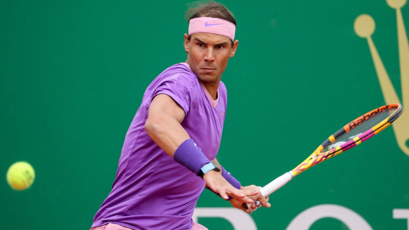 Rafa Nadal golpea la bola durante su partido ante Federico Delbonis en el Masters 1.000 de Montecarlo.