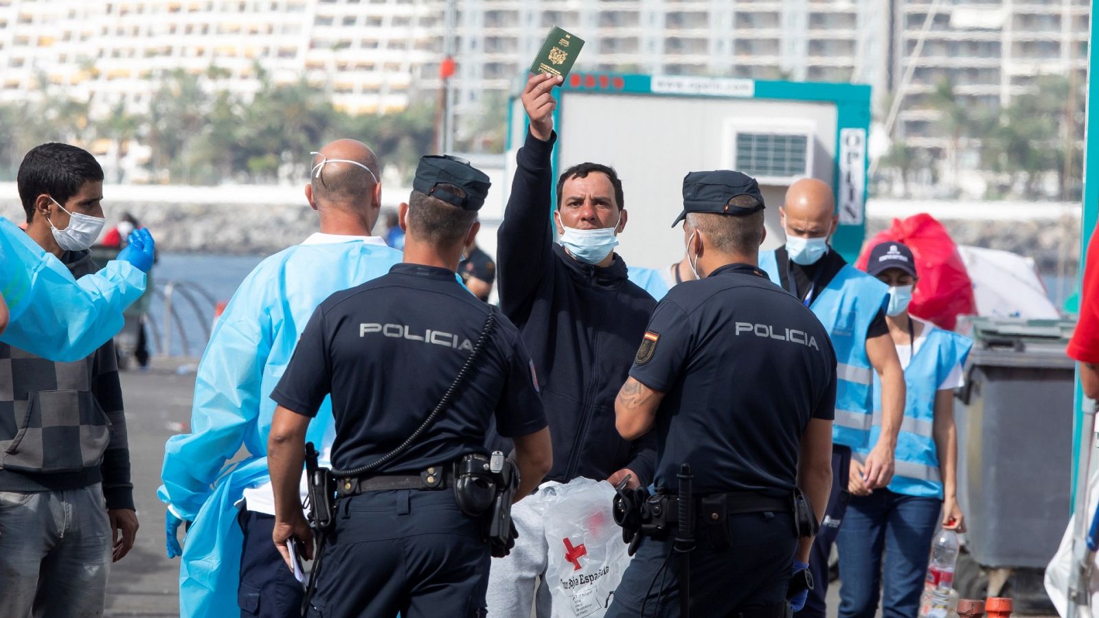 Un inmigrante mostrando su pasaporte a la policía