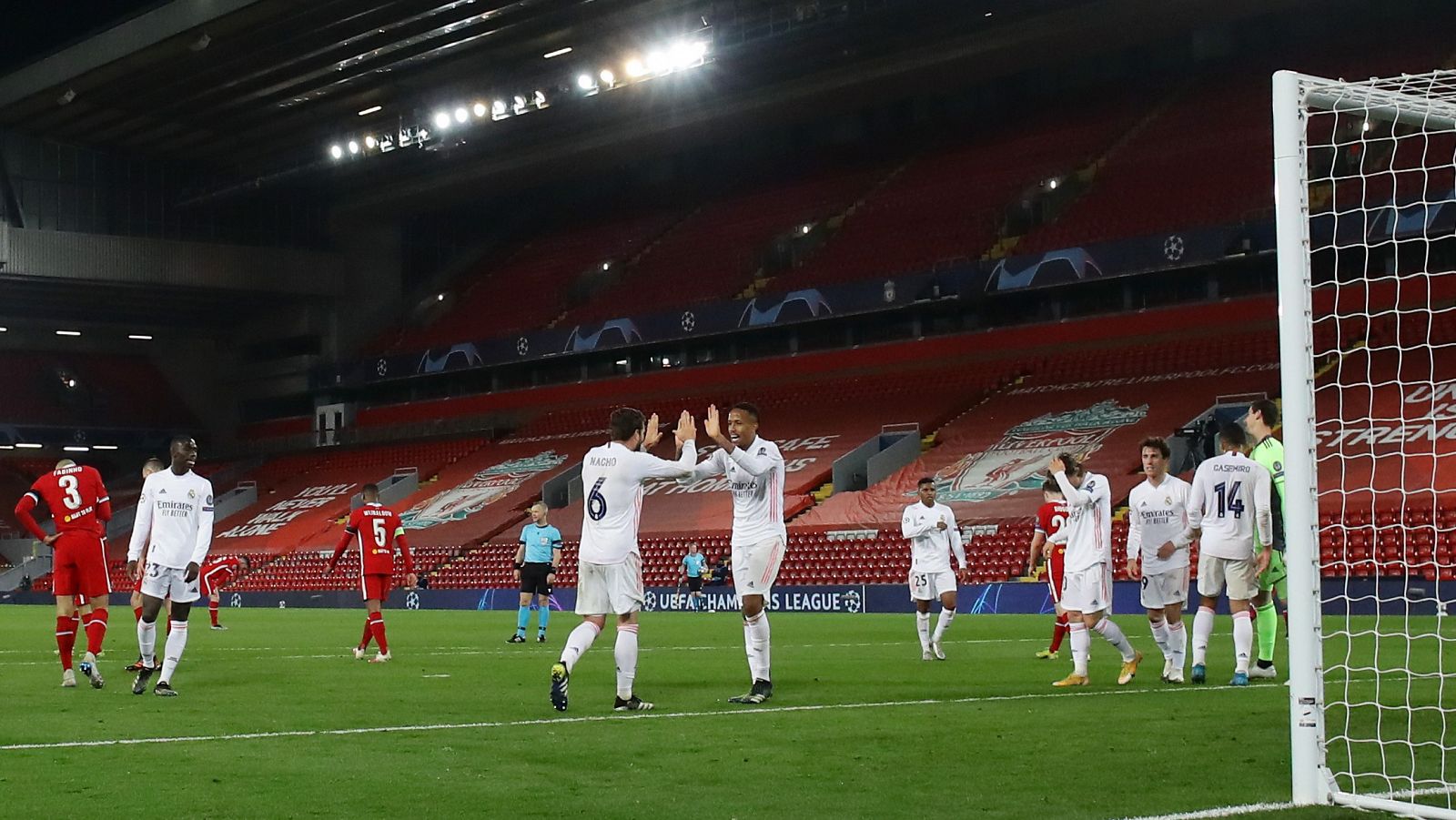 El Real Madrid celebra su pase a semifinales de la Champions.