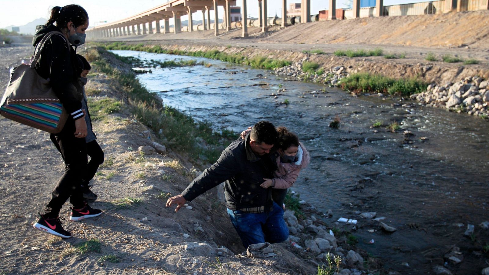 Una familia trata de acceder a los Estados Unidos cruzando el Rio Bravo