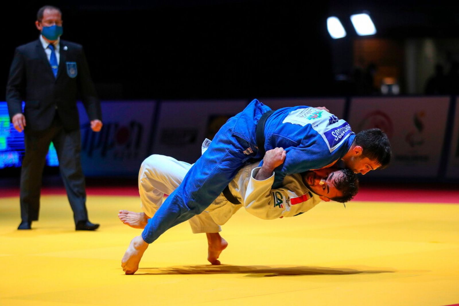 El español Francisco Garrigos (de azul) y el francés Luka Mkheidze (de blanco) en acción en el Europeo de Judo de Lisboa