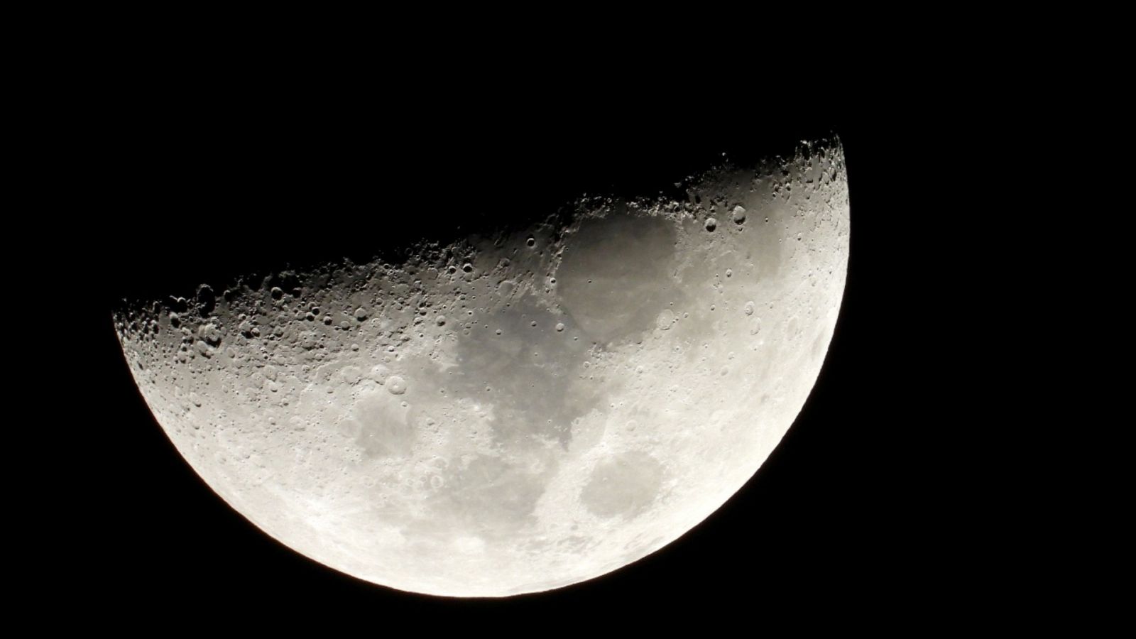 Imagen de archivo del 21 de diciembre de 2020 de la Luna vista durante una conjunción de los planetas Júpiter y Saturno desde Tejeda, Gran Canaria.
