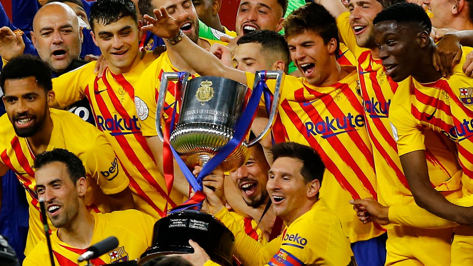 Los jugadores del FC Barcelona celebran la 31ª Copa del Rey.