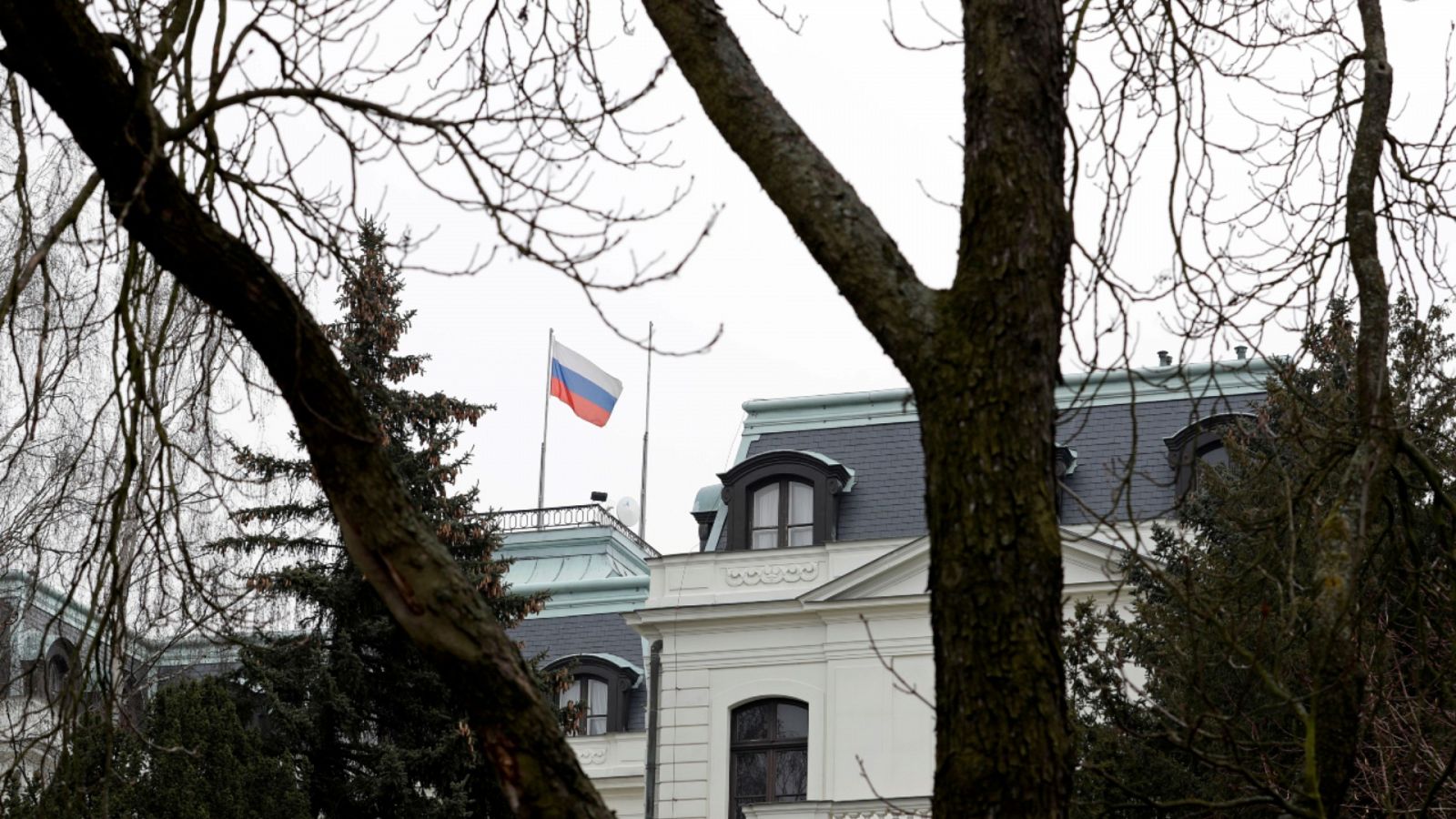 Imagen de archivo del exterior de la embajada de Rusia en Praga, República Checa.