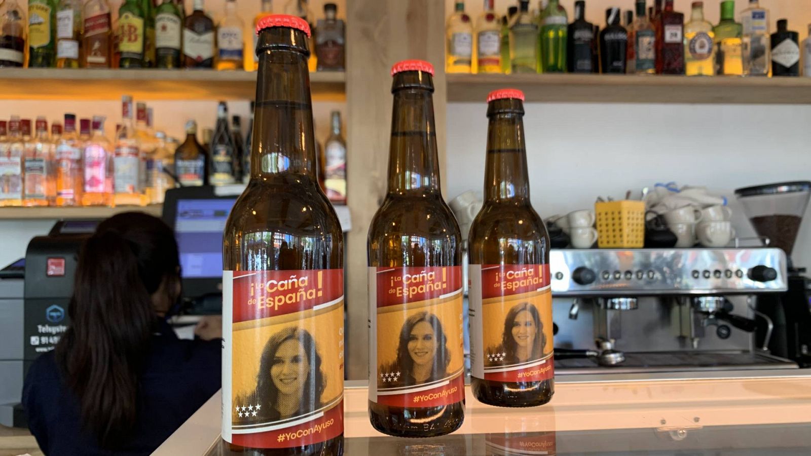 Cerveza con la imagen de la presidenta de la Comunidad de Madrid, Isabel Díaz Ayuso, en un bar de la capital