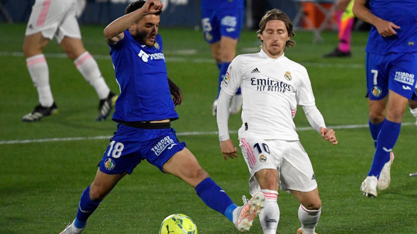 Modric y Arambarri, en el Getafe-Real Madrid.